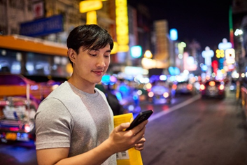 DHL курьер доставляет посылку